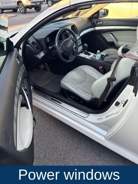 2015 INFINITI Q60 Base