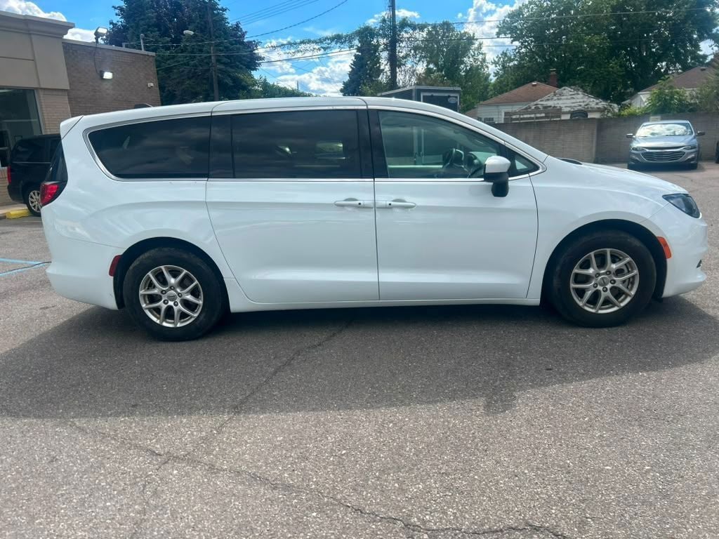 2023 Chrysler Voyager LX