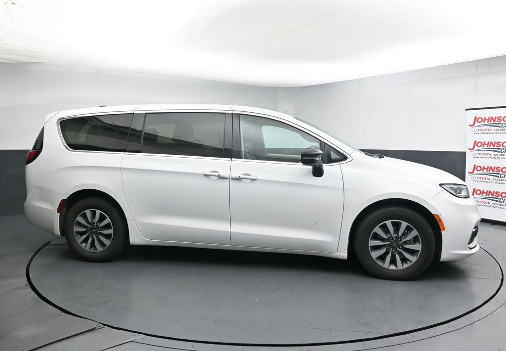 2024 Chrysler Pacifica Select
