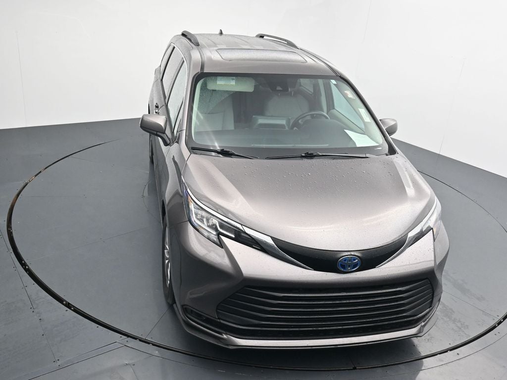 2022 Toyota Sienna LE 8 Passenger