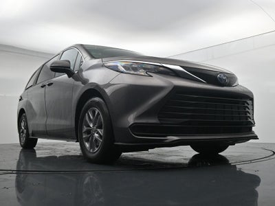 2022 Toyota Sienna LE 8 Passenger