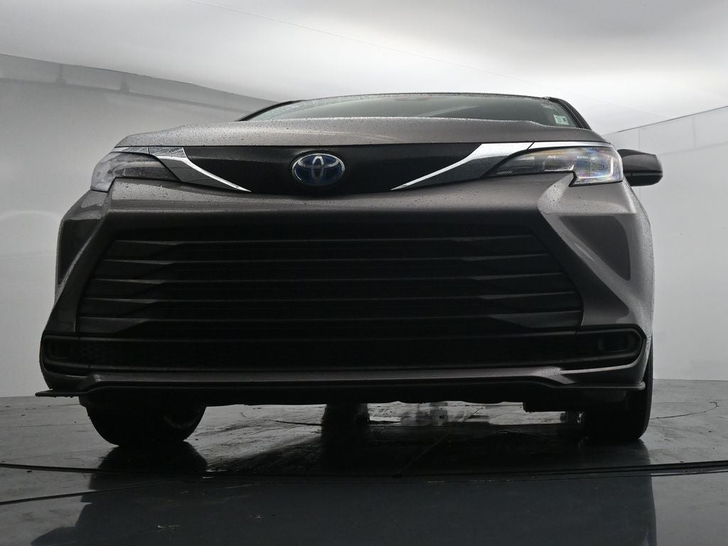 2022 Toyota Sienna LE 8 Passenger