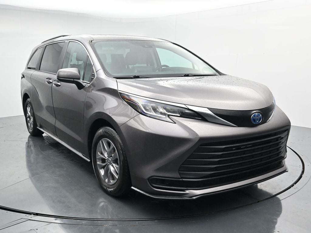 2022 Toyota Sienna LE 8 Passenger