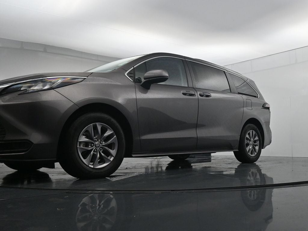 2022 Toyota Sienna LE 8 Passenger