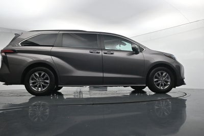 2022 Toyota Sienna LE 8 Passenger