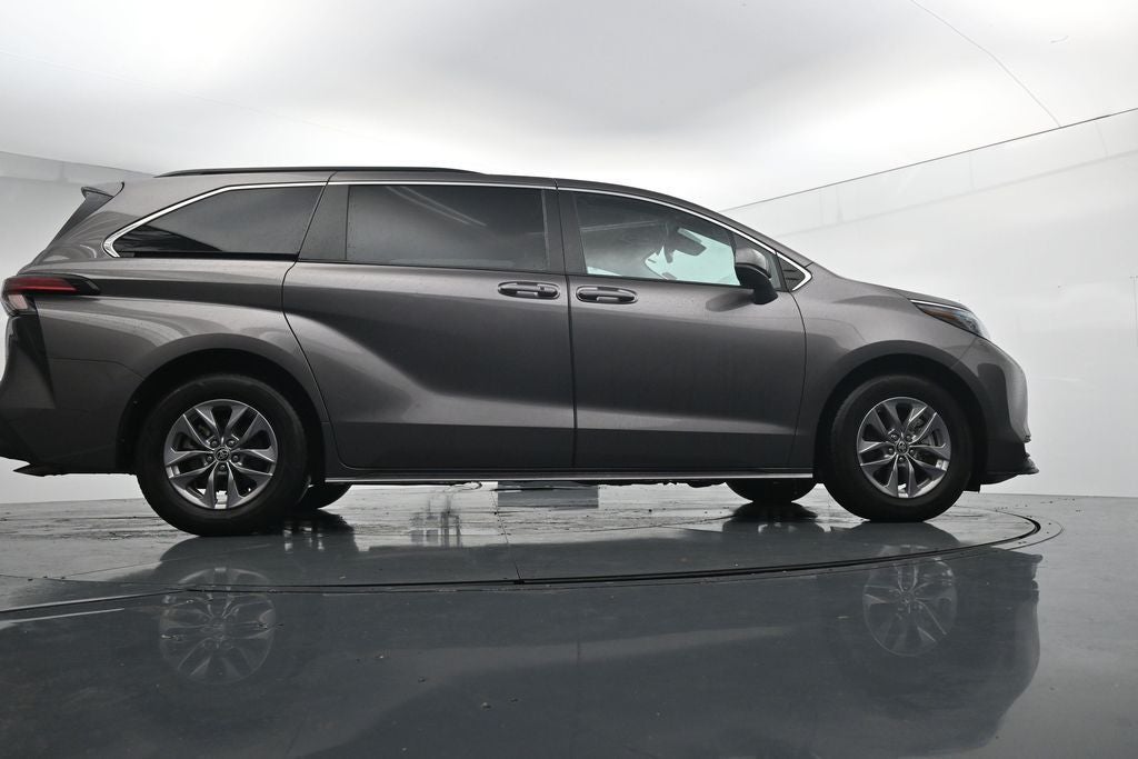 2022 Toyota Sienna LE 8 Passenger