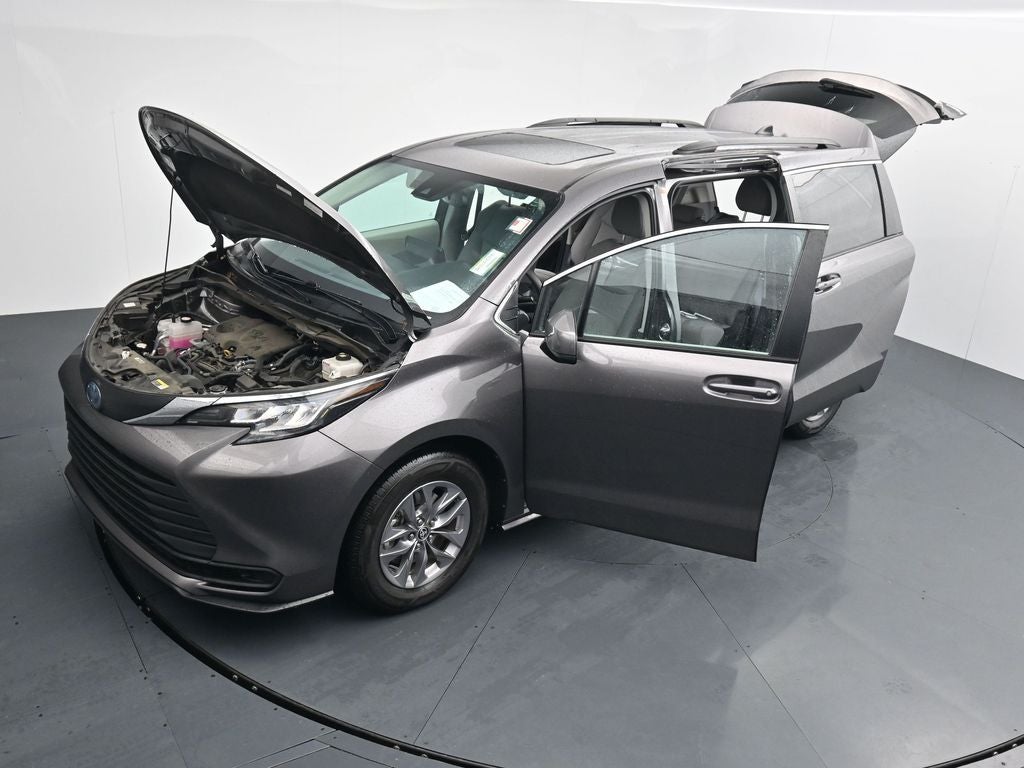 2022 Toyota Sienna LE 8 Passenger