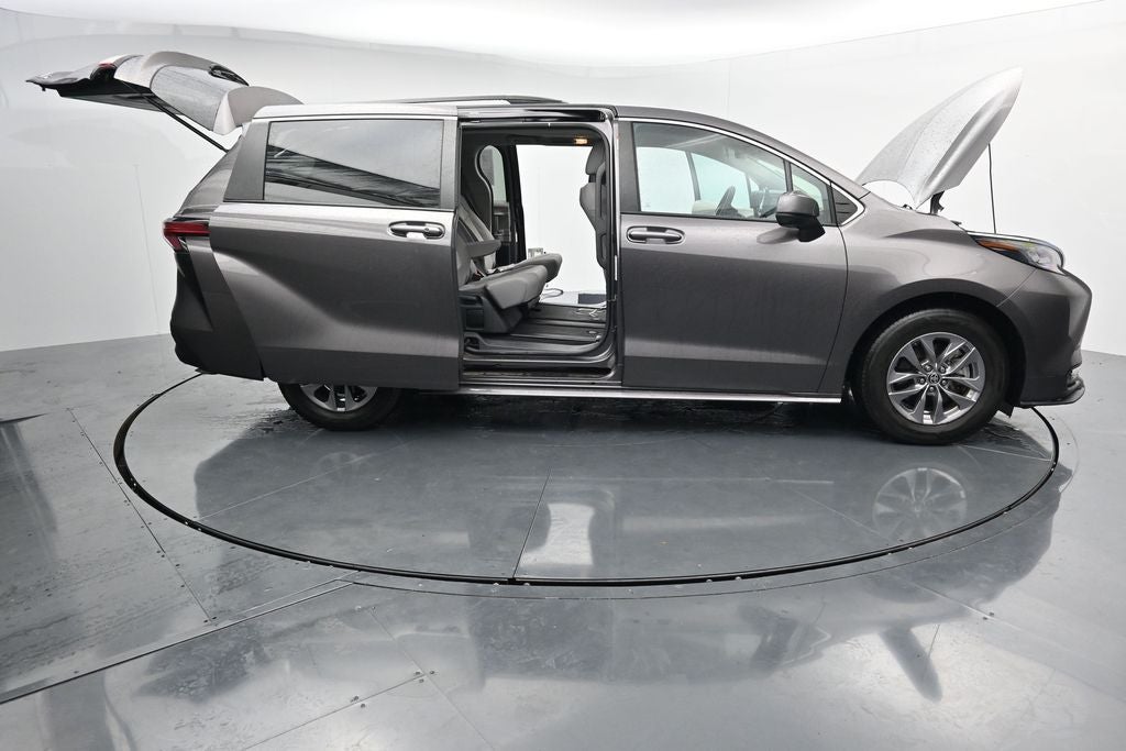 2022 Toyota Sienna LE 8 Passenger