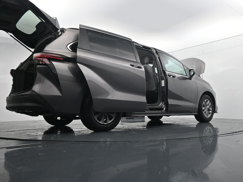 2022 Toyota Sienna LE 8 Passenger