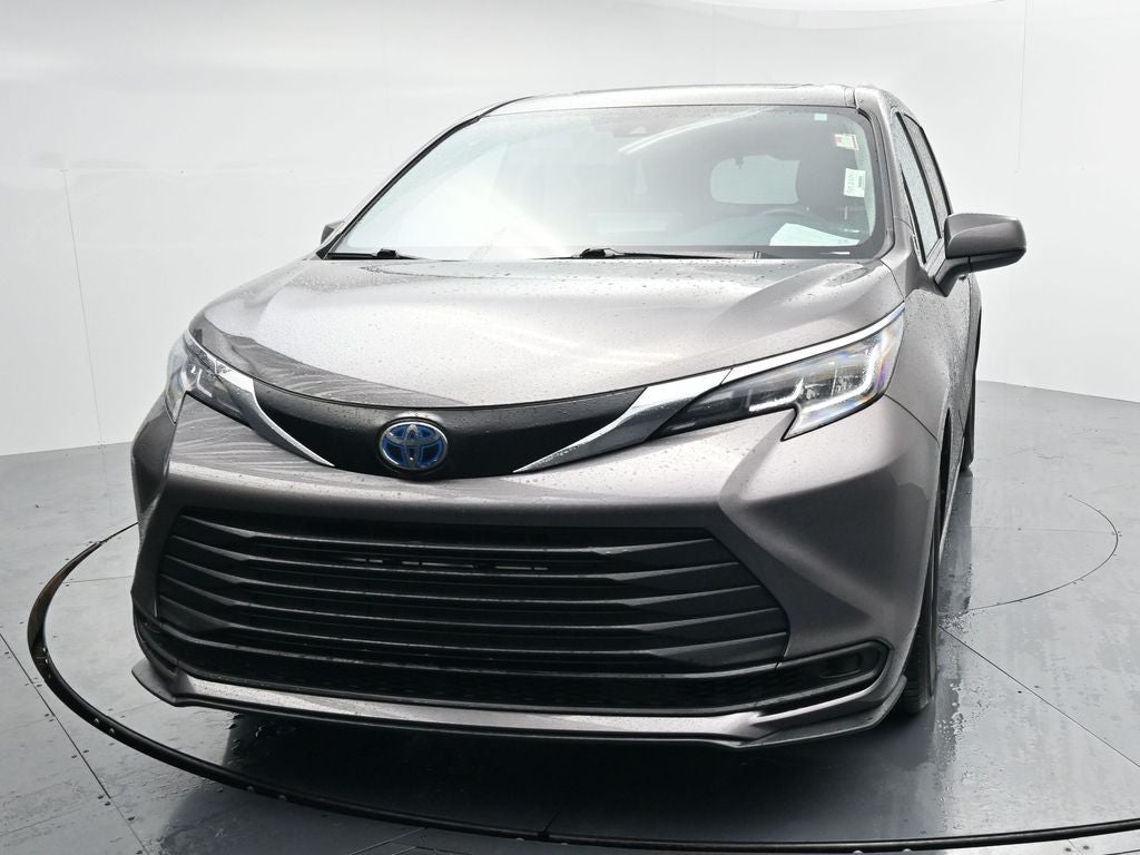 2022 Toyota Sienna LE 8 Passenger