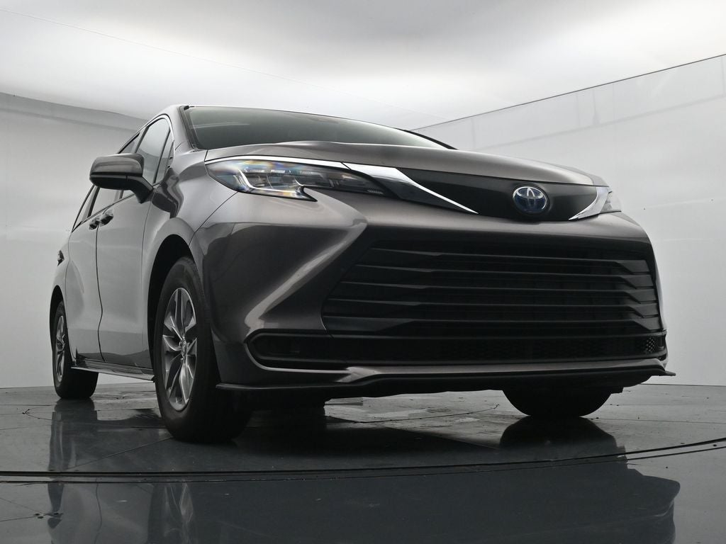 2022 Toyota Sienna LE 8 Passenger