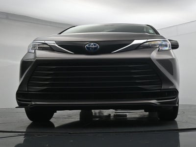 2022 Toyota Sienna LE 8 Passenger
