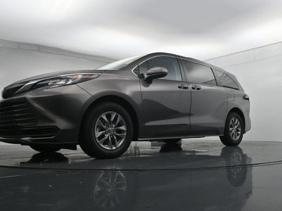 2022 Toyota Sienna LE 8 Passenger