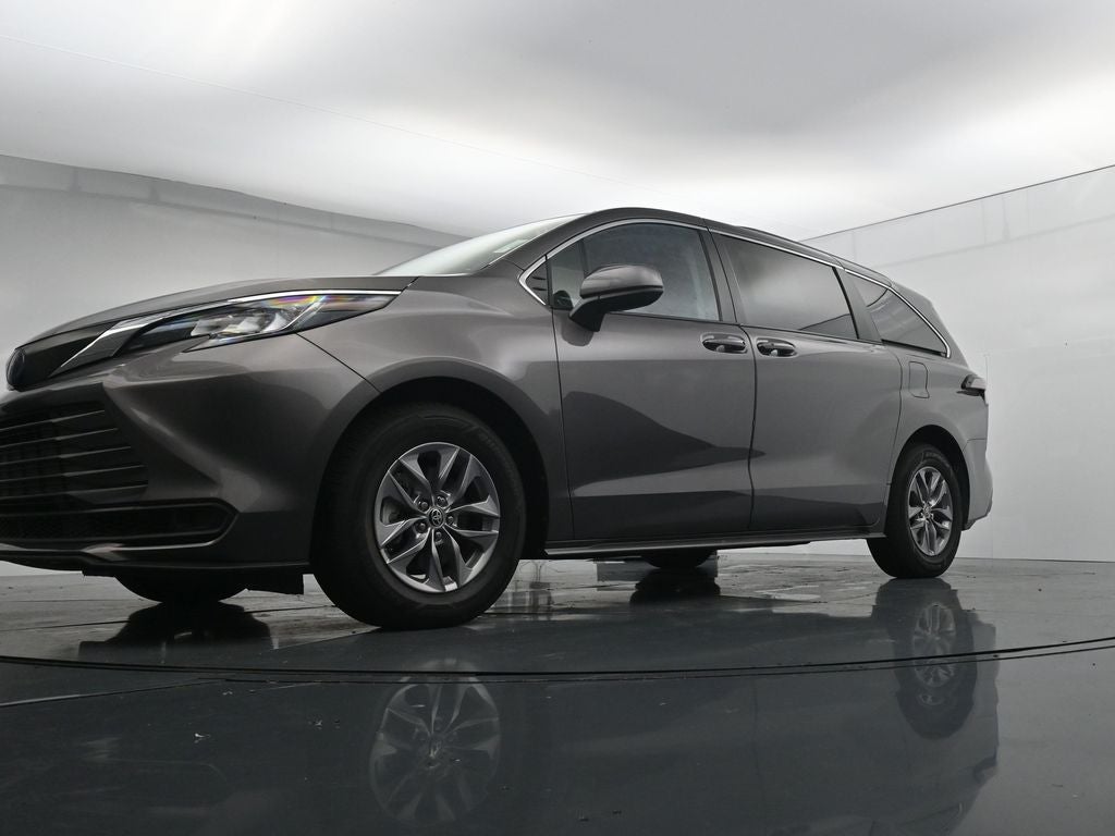 2022 Toyota Sienna LE 8 Passenger
