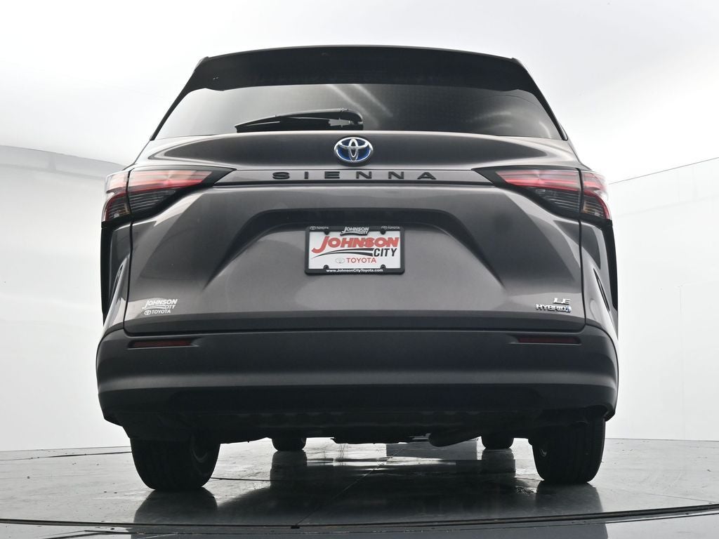 2022 Toyota Sienna LE 8 Passenger