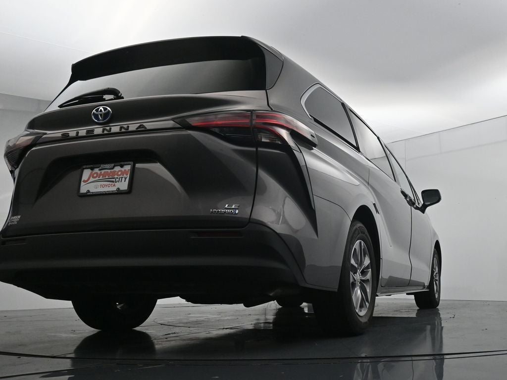 2022 Toyota Sienna LE 8 Passenger