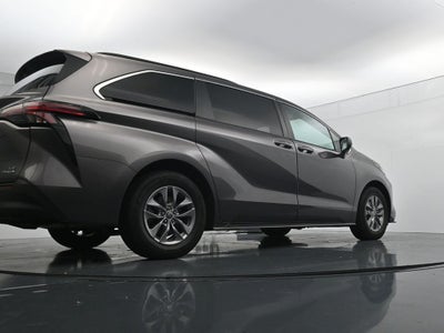 2022 Toyota Sienna LE 8 Passenger
