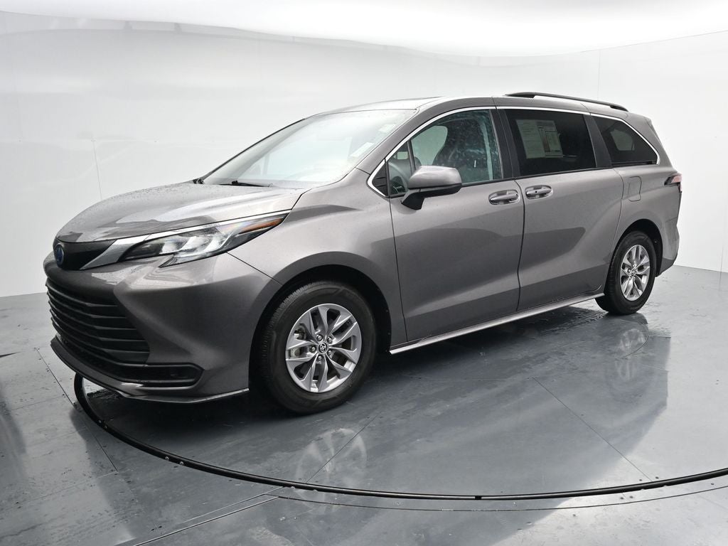 2022 Toyota Sienna LE 8 Passenger