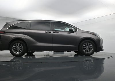 2022 Toyota Sienna LE 8 Passenger
