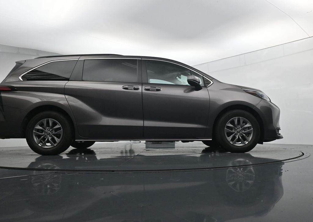 2022 Toyota Sienna LE 8 Passenger