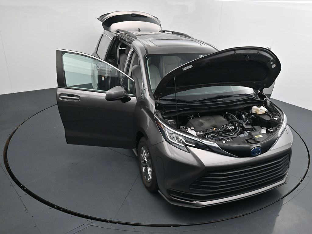 2022 Toyota Sienna LE 8 Passenger