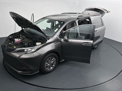 2022 Toyota Sienna LE 8 Passenger