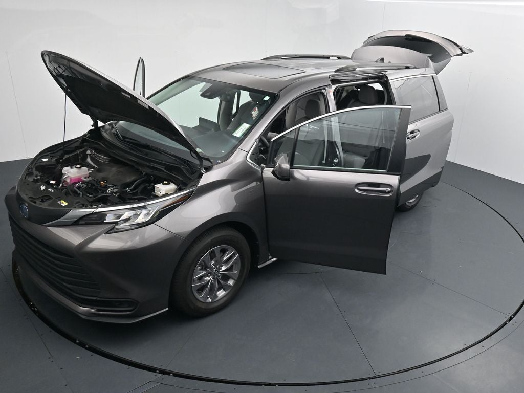 2022 Toyota Sienna LE 8 Passenger