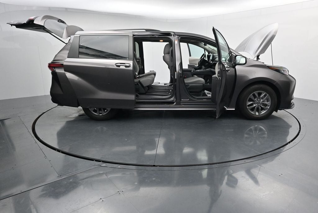2022 Toyota Sienna LE 8 Passenger