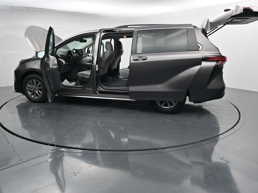 2022 Toyota Sienna LE 8 Passenger