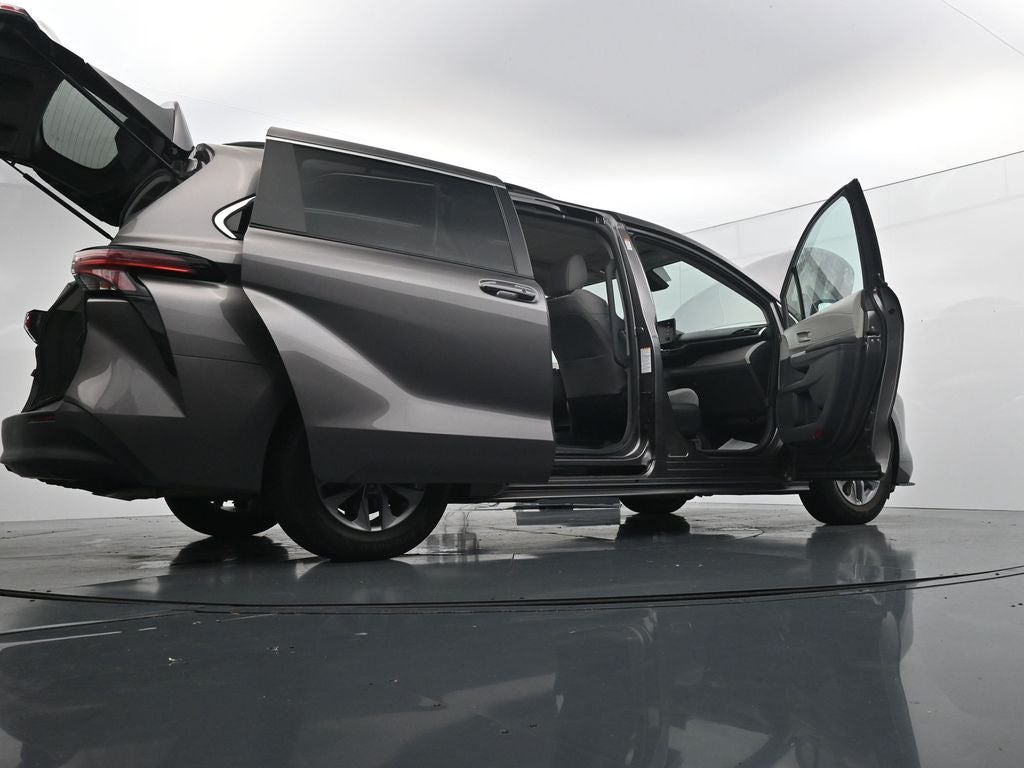 2022 Toyota Sienna LE 8 Passenger