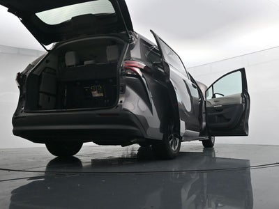 2022 Toyota Sienna LE 8 Passenger