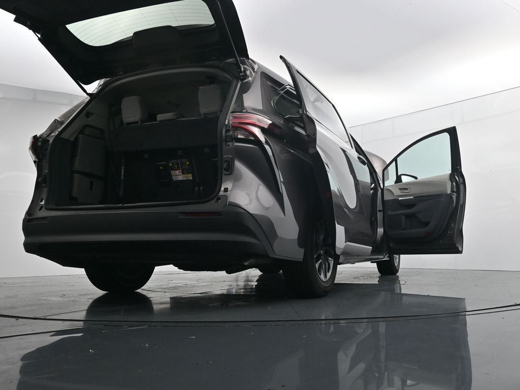 2022 Toyota Sienna LE 8 Passenger