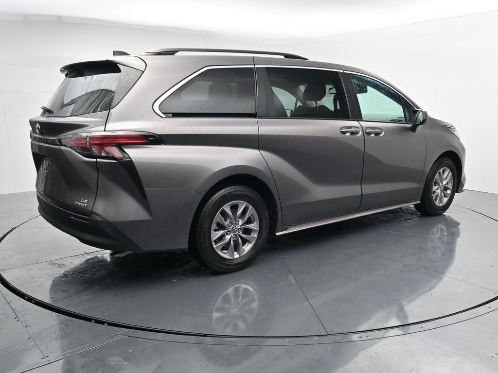 2022 Toyota Sienna LE 8 Passenger
