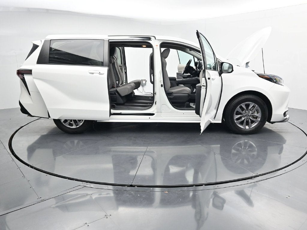 2024 Toyota Sienna LE 8 Passenger