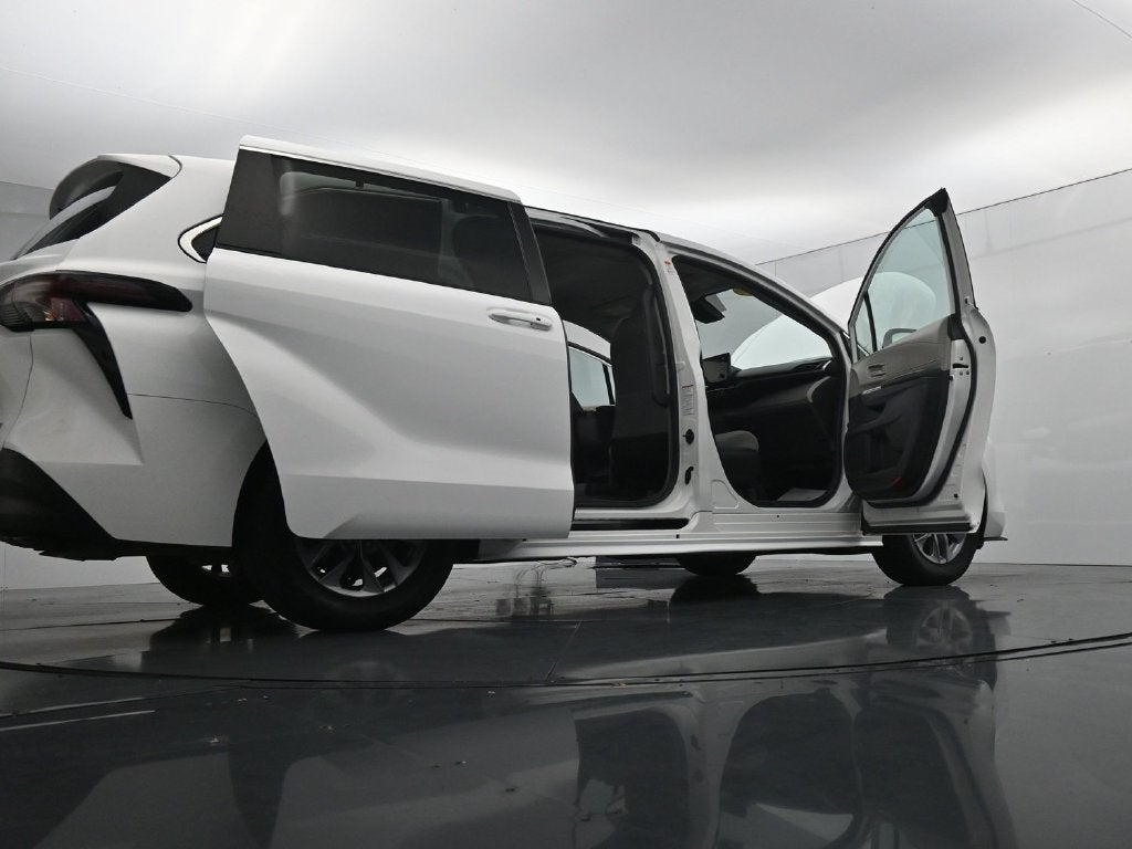 2024 Toyota Sienna LE 8 Passenger