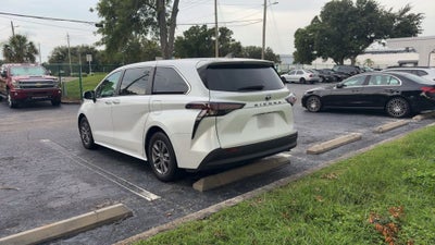 2024 Toyota Sienna XLE 8 Passenger