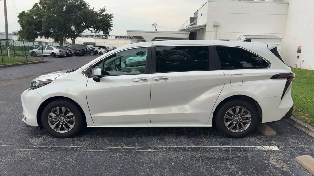 2024 Toyota Sienna XLE 8 Passenger
