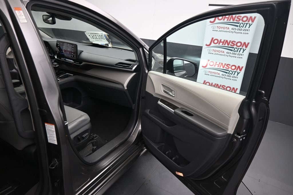 2024 Toyota Sienna XLE 8 Passenger