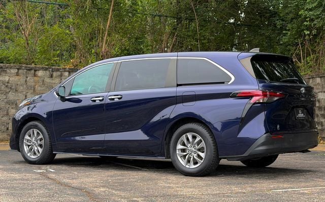 2022 Toyota Sienna XLE 8 Passenger