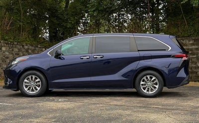 2022 Toyota Sienna XLE 8 Passenger