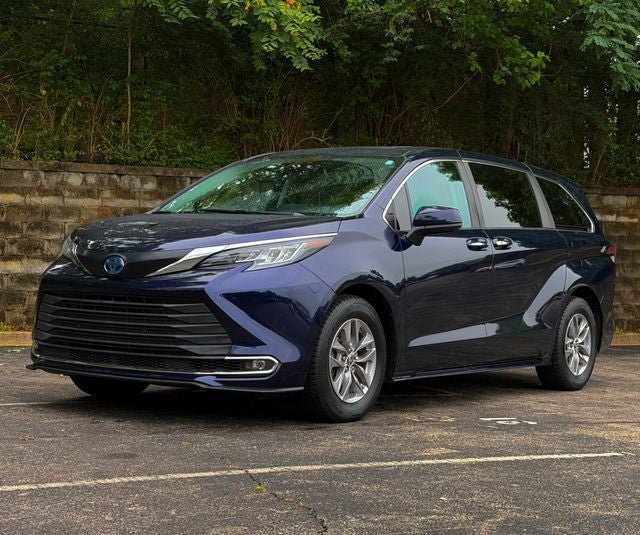 2022 Toyota Sienna XLE 8 Passenger