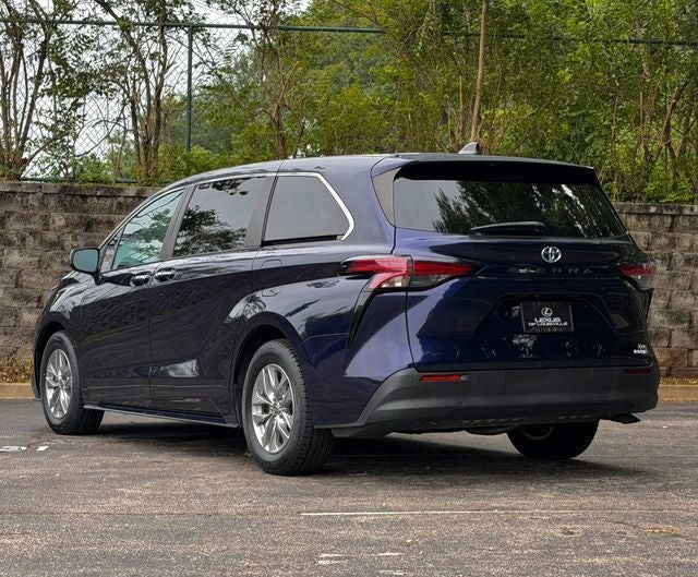 2022 Toyota Sienna XLE 8 Passenger