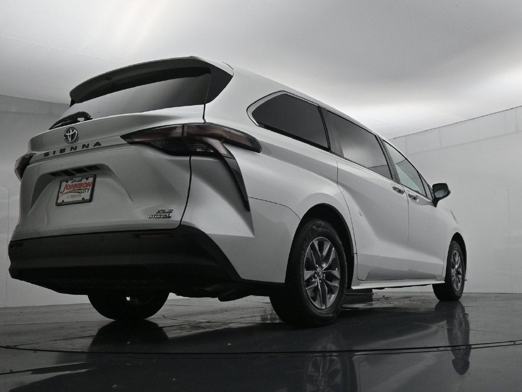 2024 Toyota Sienna XLE 8 Passenger