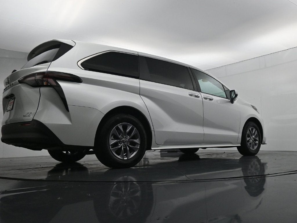 2024 Toyota Sienna XLE 8 Passenger