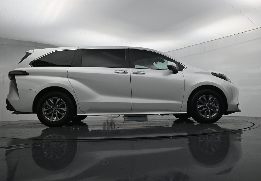 2024 Toyota Sienna XLE 8 Passenger