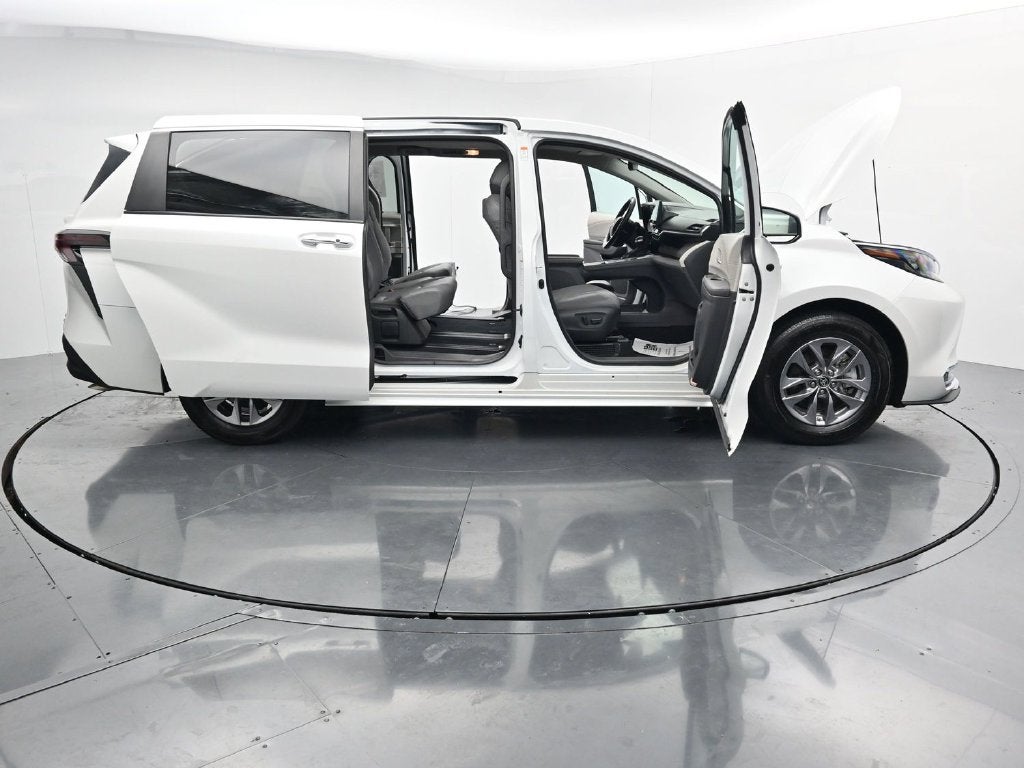 2024 Toyota Sienna XLE 8 Passenger