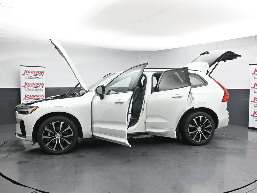 2023 Volvo XC60 B5 Plus Dark Theme