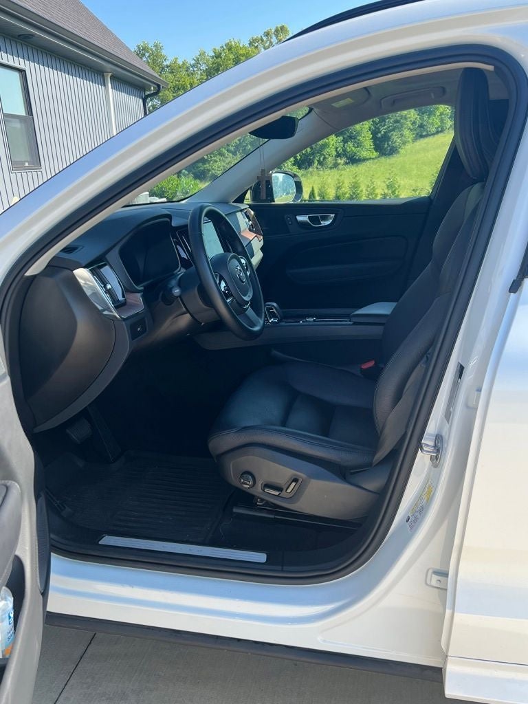 2023 Volvo XC60 B5 Plus Dark Theme