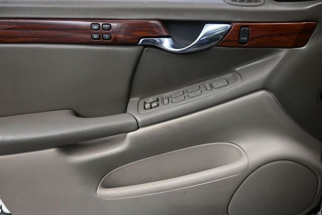 2004 Cadillac DeVille Base