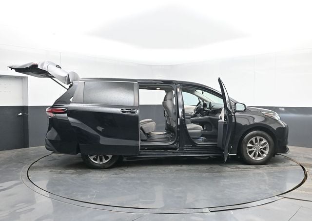 2021 Toyota Sienna LE 8 Passenger